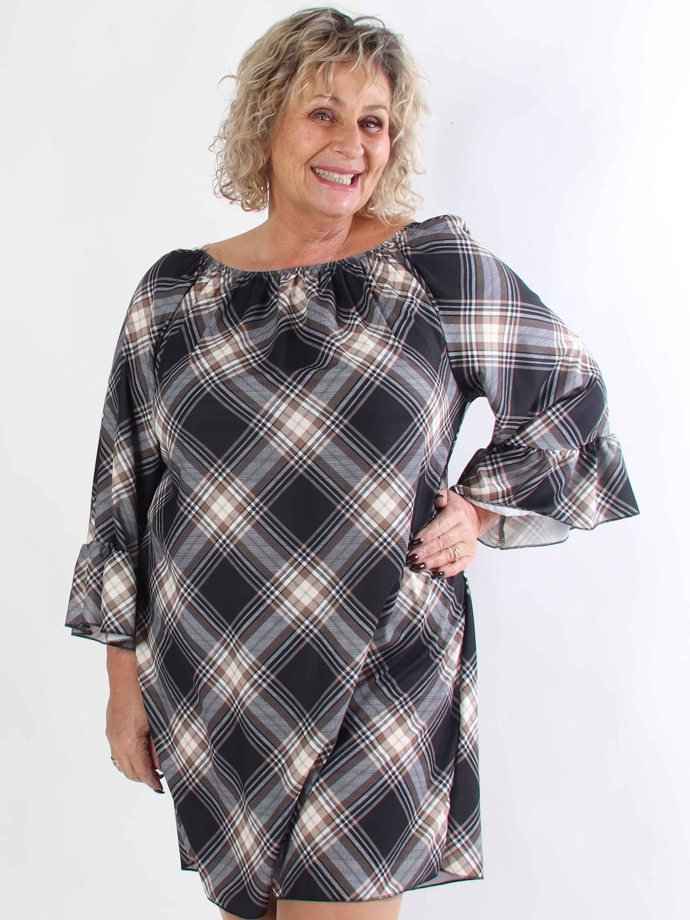 Nubia - Ternet plus size kjole i viskoseblanding med fine flæseærmer